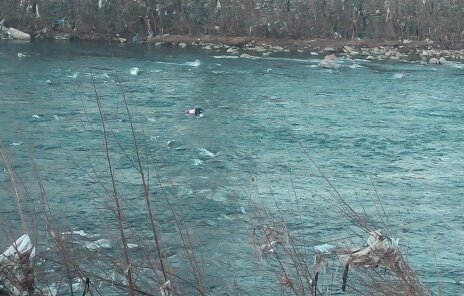 Парень упал в реку по неосторожности.