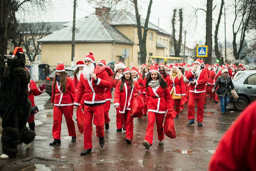 В Ужгороді розпочався Парад Миколайчиків (ВІДЕО)