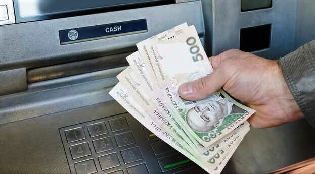 В Україні скасували комісії за зняття готівки в банкоматах. Крім того, різні банки ввели однакові обмеження щодо максимальної суми для зняття. 