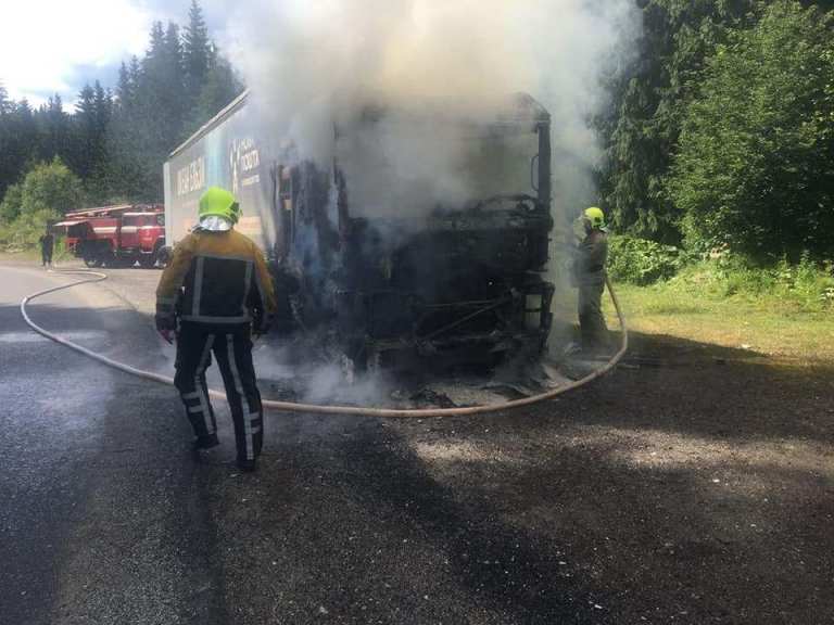 На дорозі Н-09 Мукачево-Рогатин в селі Лазещина на Рахівщині загорілася вантажний автомобіль “Renault” з причепом.