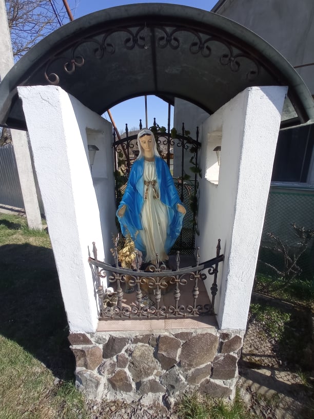 В последнее время в Перечинском районе все чаще в объятиях людей можно увидеть уникальные деревянные кресты с распятием Иисуса, величественные скульптуры ангелов и прекрасные часовни Девы Марии.