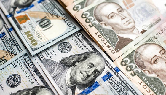 Готівкова гривня у неділю, 2 жовтня, на чорному ринку продовжила зміцнюватися проти долара, але проти євро курс гривні ослаб. 