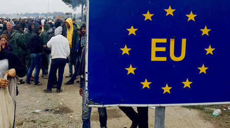 С целью борьбы с наплывом мигрантов в Европу Голландия предлагает создать мини-Шенген. 