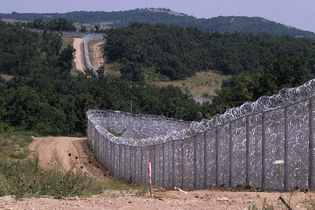 Угорщина почала будувати паркан на кордоні з Хорватією