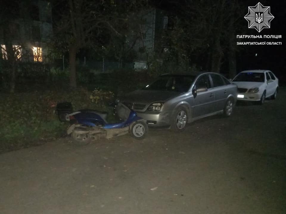 У Мукачеві нетверезий водій скутера врізався у припарковане авто.