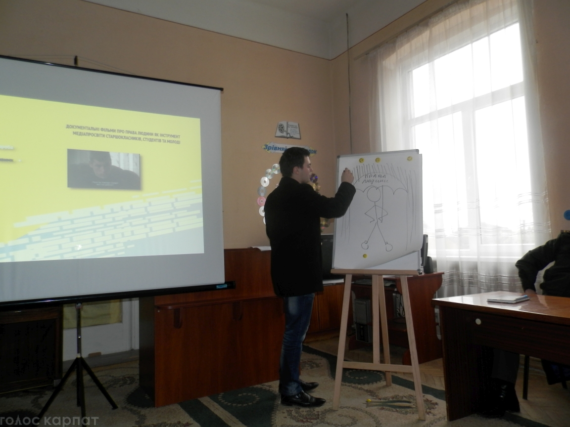 У рамках міжнародного проекту Dokudays UA на базі Виноградівської районної бібліотеки діє кіноклуб, на якому відбувається перегляд фільмів з їх обговоренням.