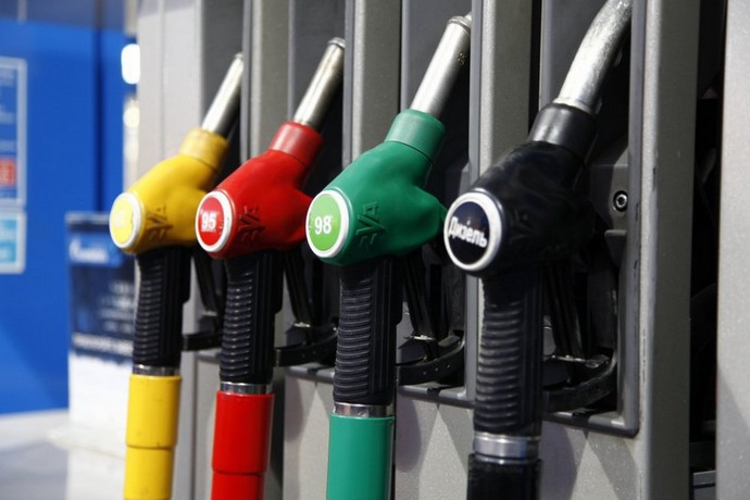 З 6 на 7 грудня роздрібні ціни на бензин і дизпальне в Україні продовжили знижуватися, переважно в регіональних мережах АЗС.