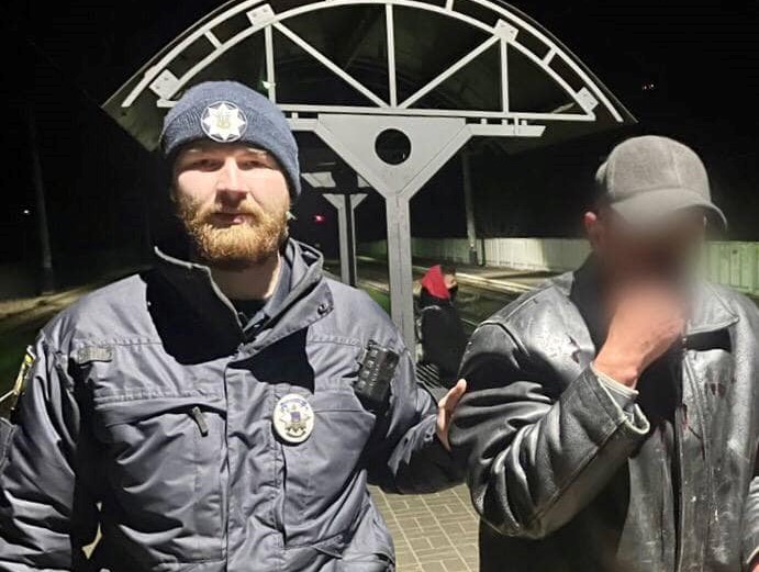 Поліцейські затримали жителя Немішаєвого на вокзалі, який ударив брата ножем і намагався втекти

