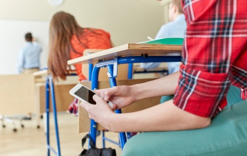 Украинские студенты планируют запретить мобильные телефоны и другие устройства, которые имеют доступ к Интернету во время уроков.