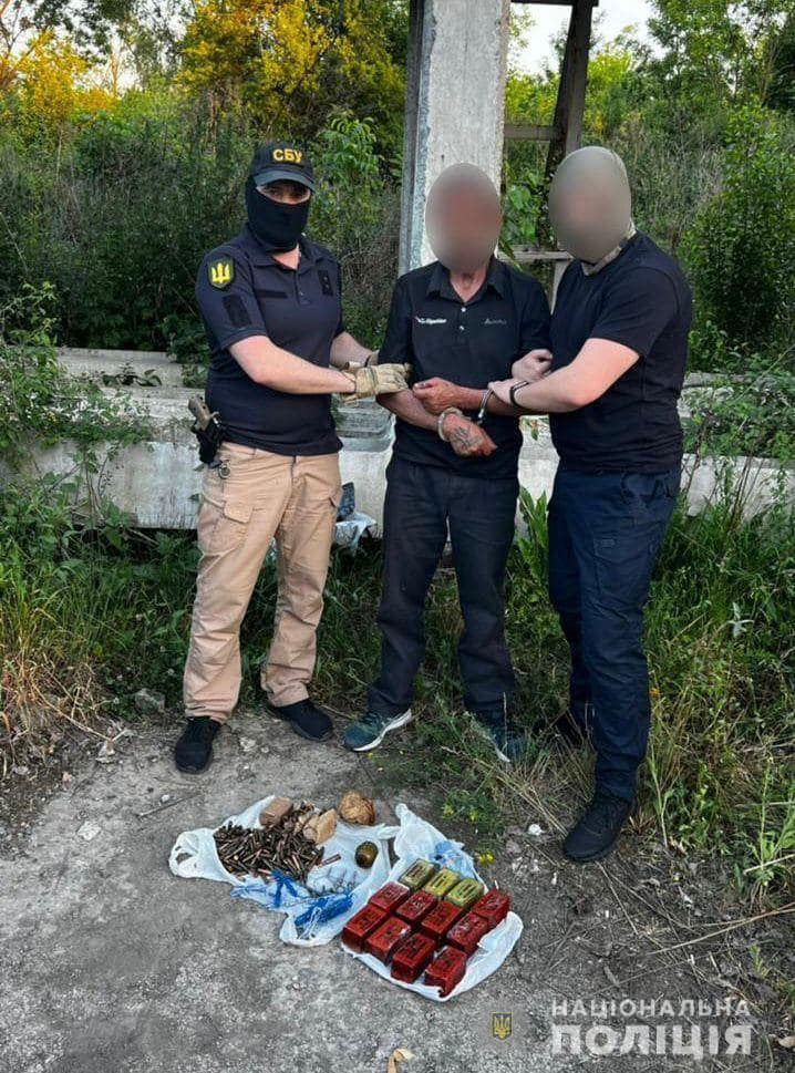 Оперативники Ужгородського районного управління поліції, спільно зі співробітниками СБУ в Закарпатській області, затримали раніше судимого ужгородця, який причетний до продажу боєприпасів.
