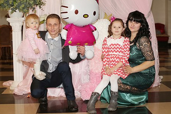 В Буштино начались съемки популярного развлекательного телепроекта канала СТБ «Хата на тата». В них принимает участие семья Александра и Ксюши Михалчич. У супругов двое дочерей – 6-летняя и 1,5-летняя.