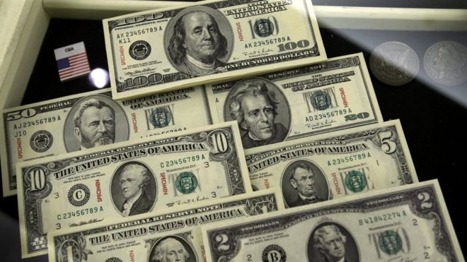 Національний банк України пояснив причини падіння курсу гривні та оголосив про продаж на міжбанку 100 мільйонів доларів.