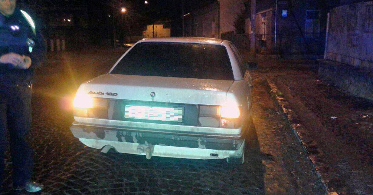 Вночі ужгородські патрульні на вулиці Українській помітили білу Audi, що їхала без ближнього світла фар.
