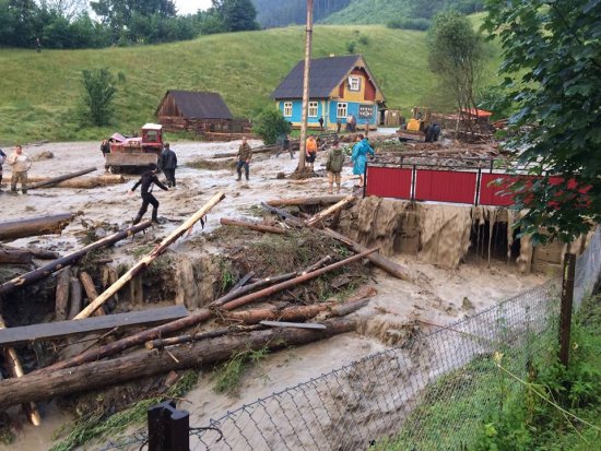 Вчера, 26 июня, в Раховском районе из-за сильного ливня затопило села Богдан, Розтоки, Щелочи и Видричка, который частично повредил опоры 2-х мостов и підтопив домохозяйства.
