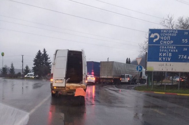 Авария произошла сегодня, 23 декабря, в Мукачево, недалеко от поста ГИБДД. Авария произошла с участием грузовика и пикапа.
