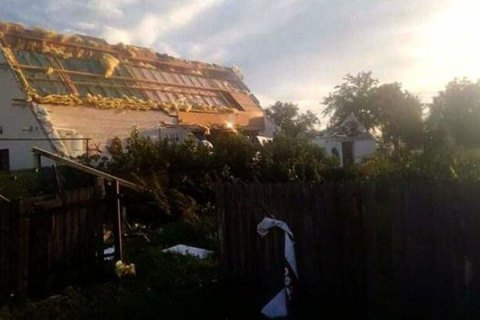 У результаті сильного вітру в Румунії постраждали три людини, пошкоджено будинки і вуличне освітлення.