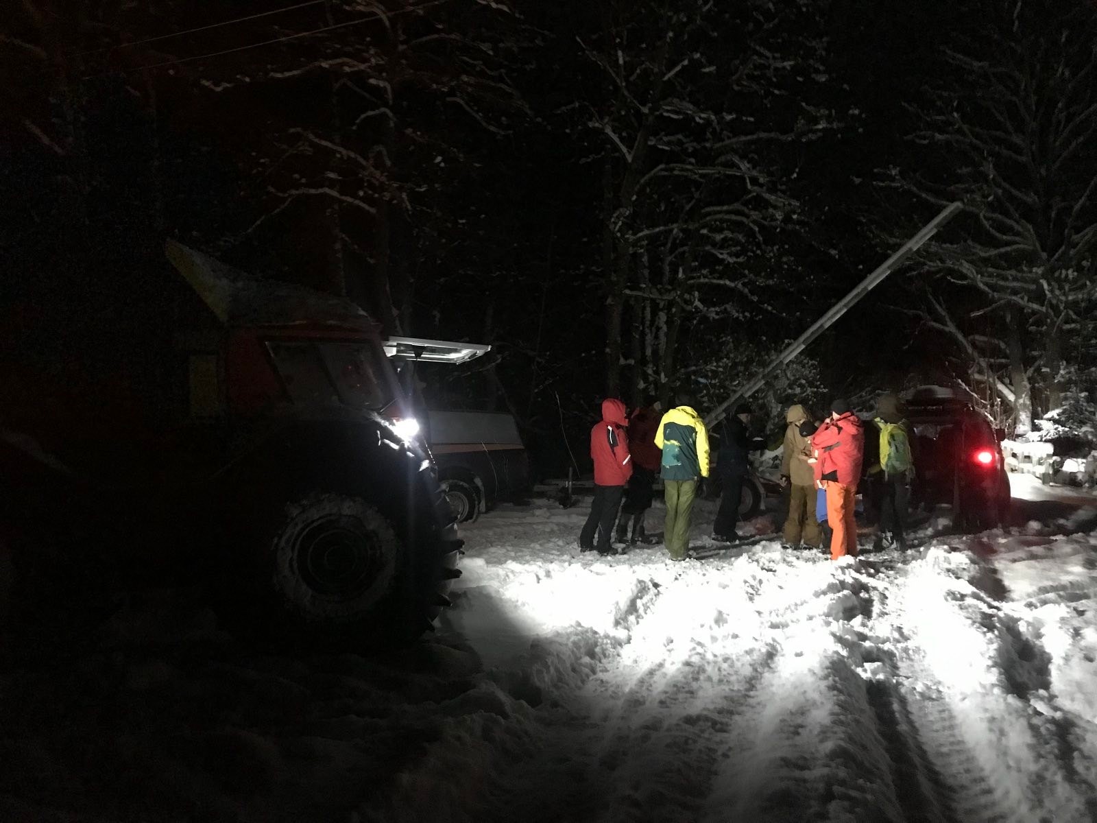 Закарпатські надзвичайники відшукали чотирьох лижників, які заблукали на Боржаві (ФОТО)