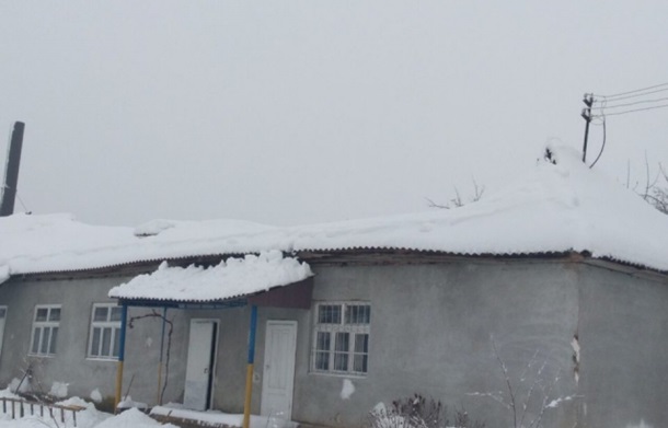У селі Колодне Іршавського району Закарпатської області від товстого снігового покриву обвалився дах шкільної їдальні.
