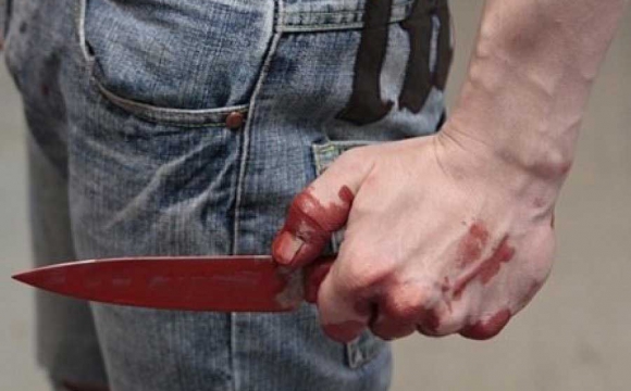 Поки відомо, що напад скоїли троє невідомих осіб. Вони напали на хлопця, який гуляв містом з дівчиною.