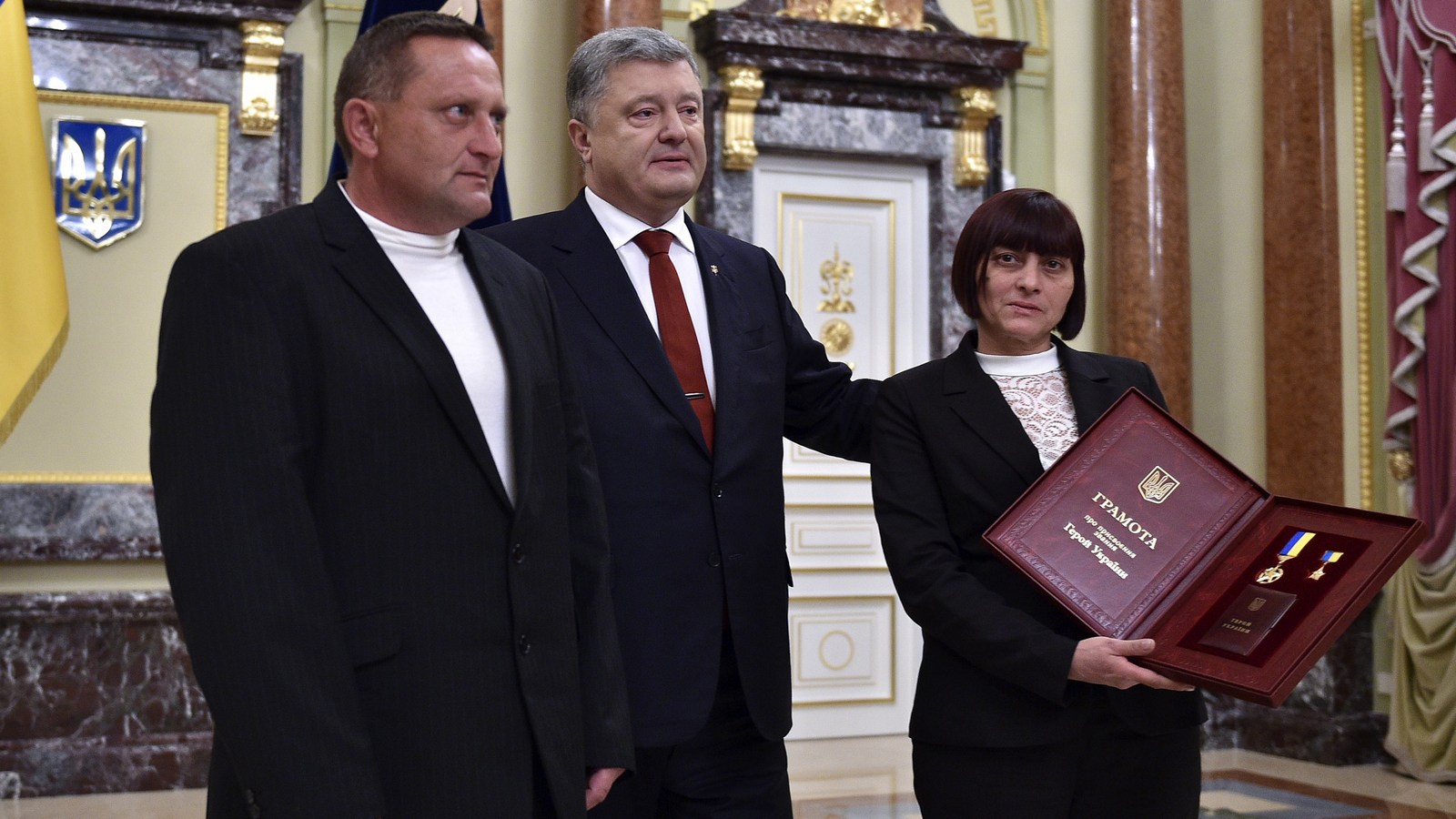 Нагороду Глава держави передав батькам захисника Людмилі Князівні та Василю Івановичу.