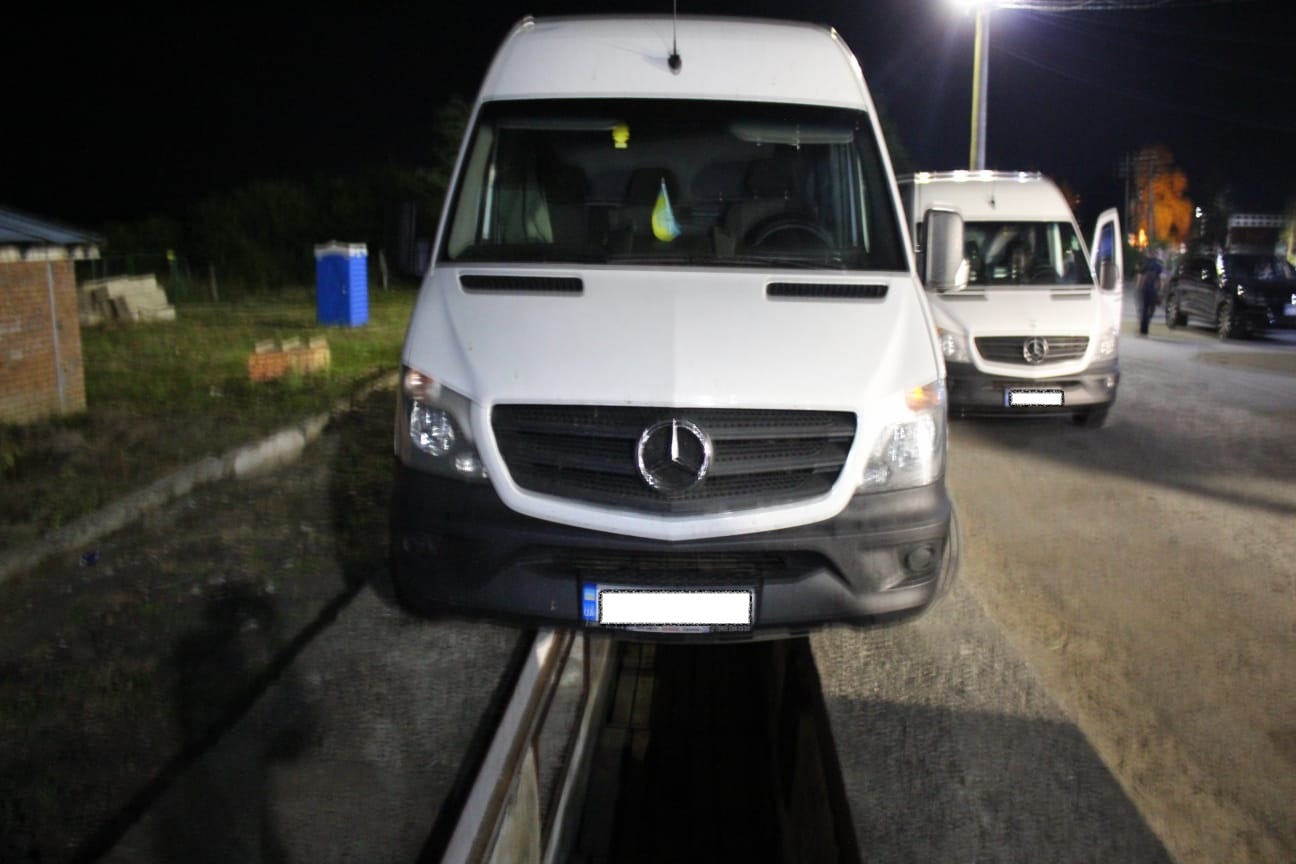 Микроавтобус Mercedes Sprinter с признаками подделки удостоверения личности был обнаружен вчера вечером пограничниками Мукачевского отряда в ходе реализации информации, предоставленной сотрудниками.