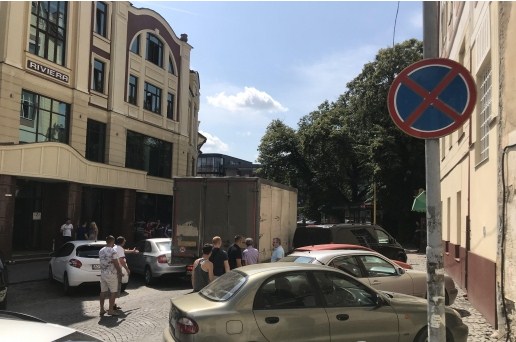 Сьогодні, 2 серпня, на вул. Фединця в Ужгороді знову зафіксовано транспортний колапс - автомобілі, припарковані у недозволеному місці, спричинили корок та паралізували рух по вулиці. 
