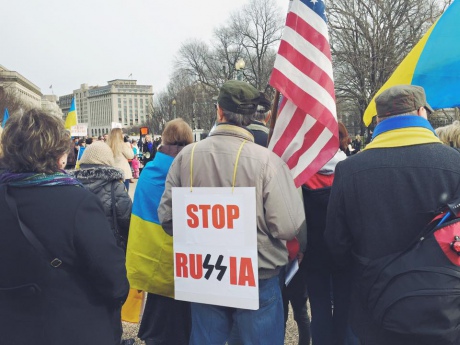 У Вашингтоні під стінами Білого Дому українці провели акцію, де закликали президента США Барака Обаму надати Україні військову допомогу та посилити санкції проти Росії.