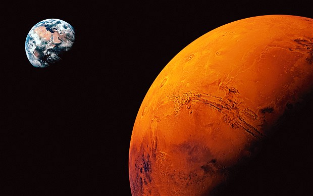 Американське оборонне агентство створює мікроорганізми для перетворення Марса. У майбутньому штучно створені організми можуть зробити планету схожою на Землю і придатною для життя людей.