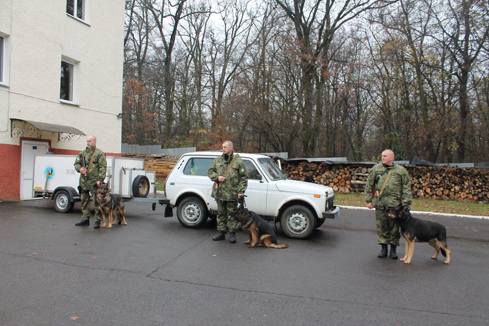 Троє інспекторів Кінологічного центру поліції Закарпаття виїхали у Донецьку область для проходження служби у зоні проведення антитерористичної операції.