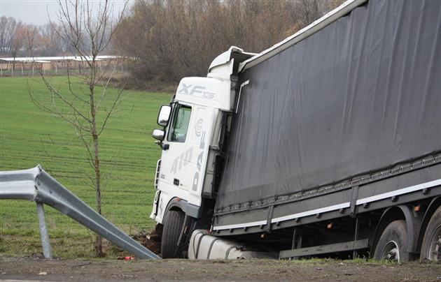 18 листопада вантажівка DAF із українськими номерними знаками АО (Закарпаття) потрапила в аварію поблизу угорського міста Ніредьгаза. 