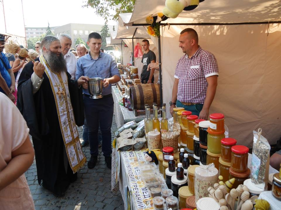 В Ужгороді освяченням ярмаркової продукції офіційно відкрили фестиваль закарпатського меду «Медовий Спас».