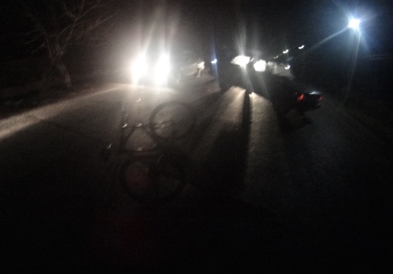 Виноградівські поліцейські з’ясовують обставини  аварії, в якій постраждав неповнолітній велосипедист:  юнак несподівано перетнув дорогу в недозволеному місці, через що потрапив під колеса автомобіля.