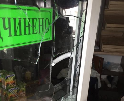 П'ятеро неповнолітніх розбили вікно і проникли в магазин. Винесли солодощі на 6 тисяч гривень. Правоохоронці відкрили кримінальне провадження.

