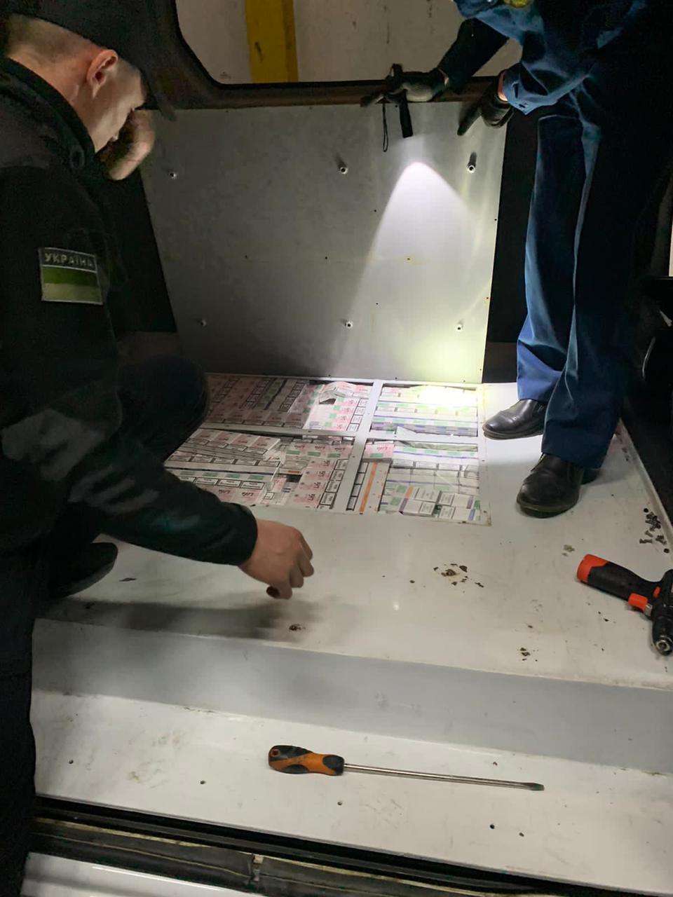 Сигареты, спрятанные от пограничного таможенного контроля, были обнаружены спрятанными в поезде Киев-Вена.