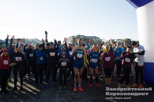 У неділю, 17 грудня, в Ужгороді, на площі Театральній стартував благодійний забіг «Пробіжи – допоможи!».