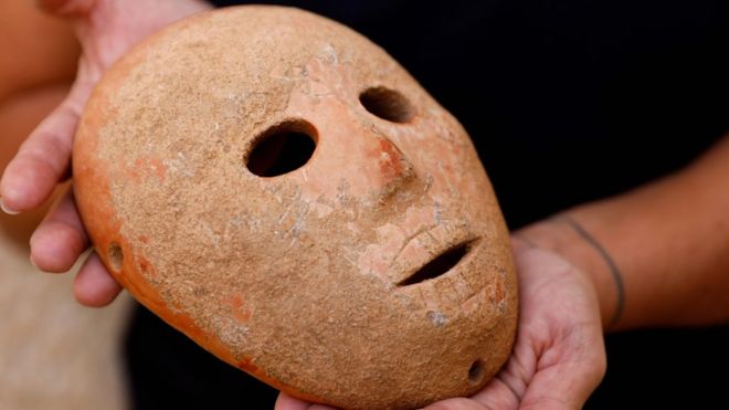 Кам'яну маску, якій дев'ять тисяч років, продемонструвало Ізраїльське Управління Старожитностями. Подібних масок у світі залишилося всього п'ятнадцять.

