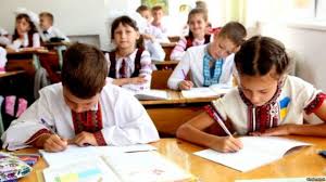 У зв'язку з епідемією СOVID-19 вищі навчальні заклади в Україні тимчасово будуть переведені на дистанційне навчання, а осінні канікули в школах розпочнуться раніше.