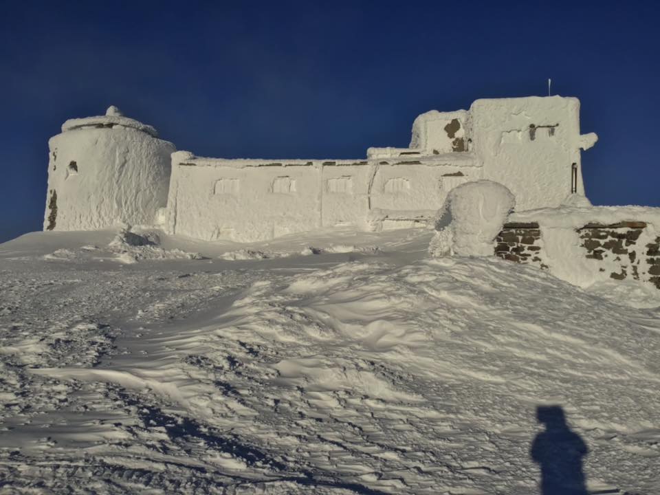 Біля обсерваторії на Попі Івані Чорногірському зафіксували ясну й морозну погоду.