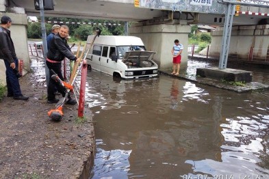 В Ужгороде из-за непогоды підтопився автобус / ВИДЕО