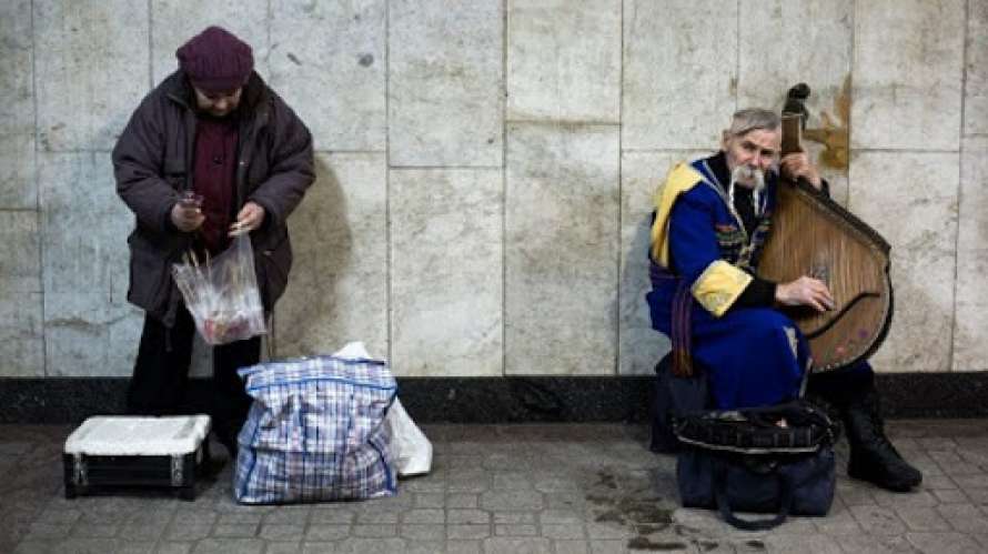 Доходи нижчим за фактичний прожитковий мінімум отримують 23,1% українців.
