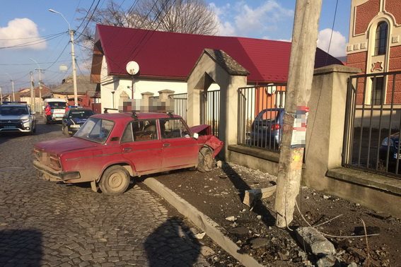 У місті Виноградові нетверезий водій «шістки» спершу зачепив іншу машину, а далі зніс електроопору. Правопорушника притягнуто до адмінвідповідальності.