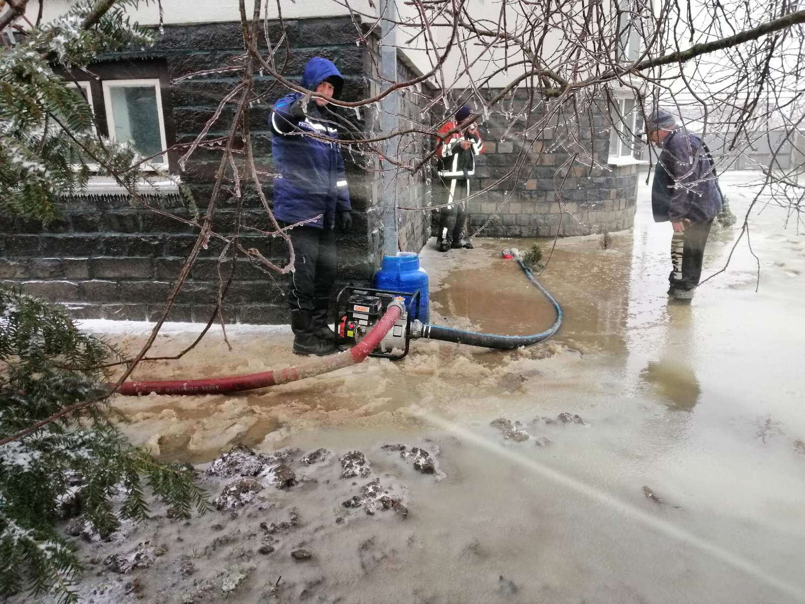 Закарпатские спасатели устраняют последствия паводка в населенных пунктах и готовятся к ухудшению погодных условий.