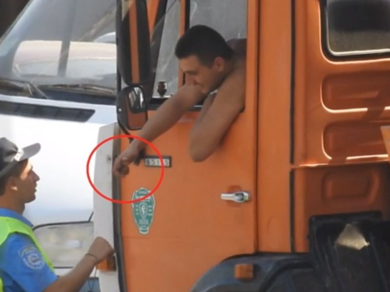 Сьогодні в мережі було оприлюднено відео, на якому зафіксовано як працівники посту ДАІ в селі Велика Копаня беруть хабарі від водіїв.