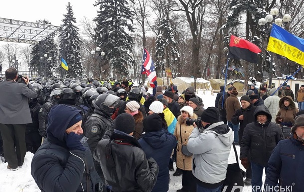 Закарпатці під Верховною Радою: почались сутички з поліцією / ВІДЕО