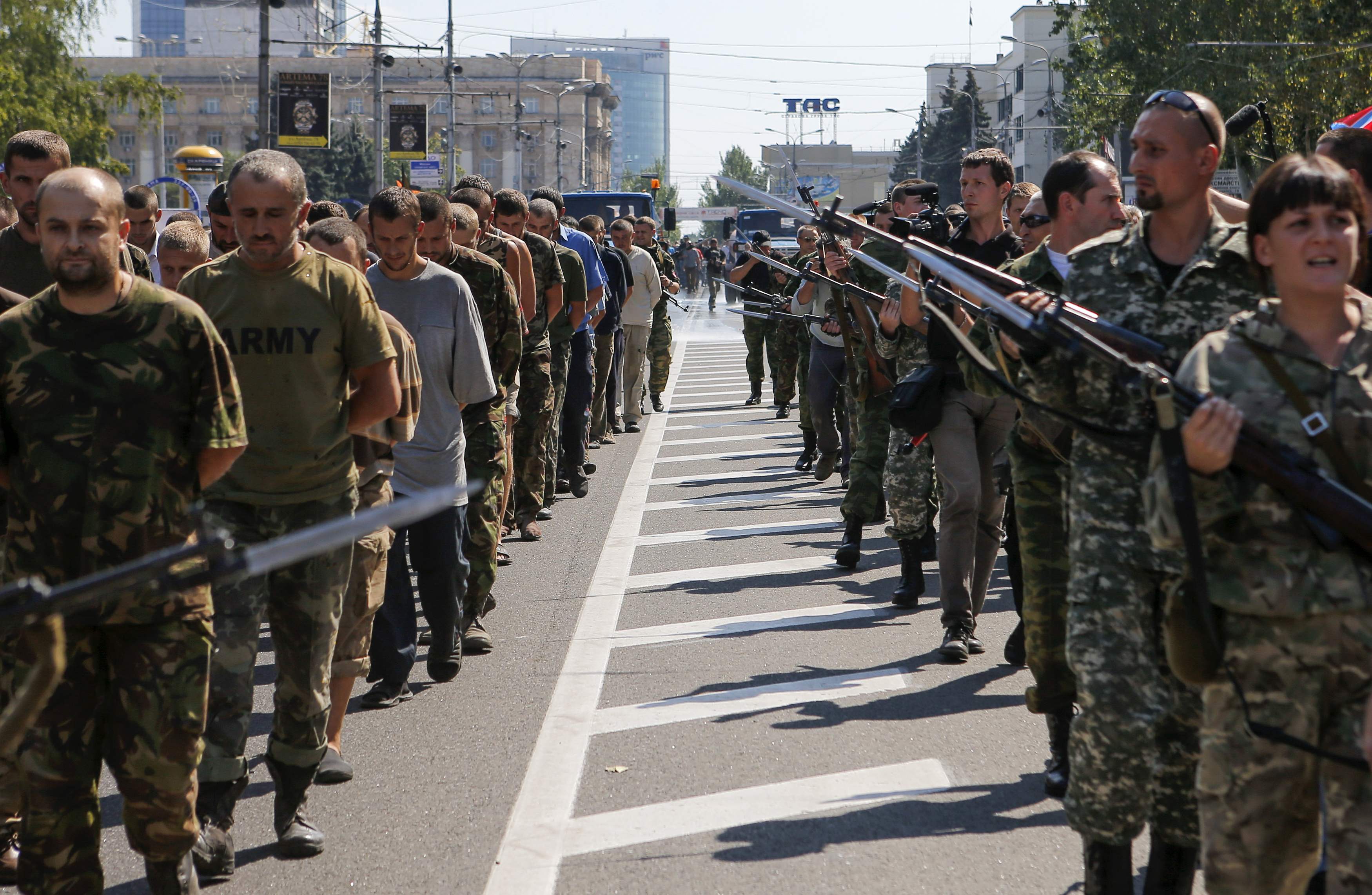 Полонених українських військовослужбовців сепаратисти збираються провести так званим коридором ганьби по вулицям Донецька.