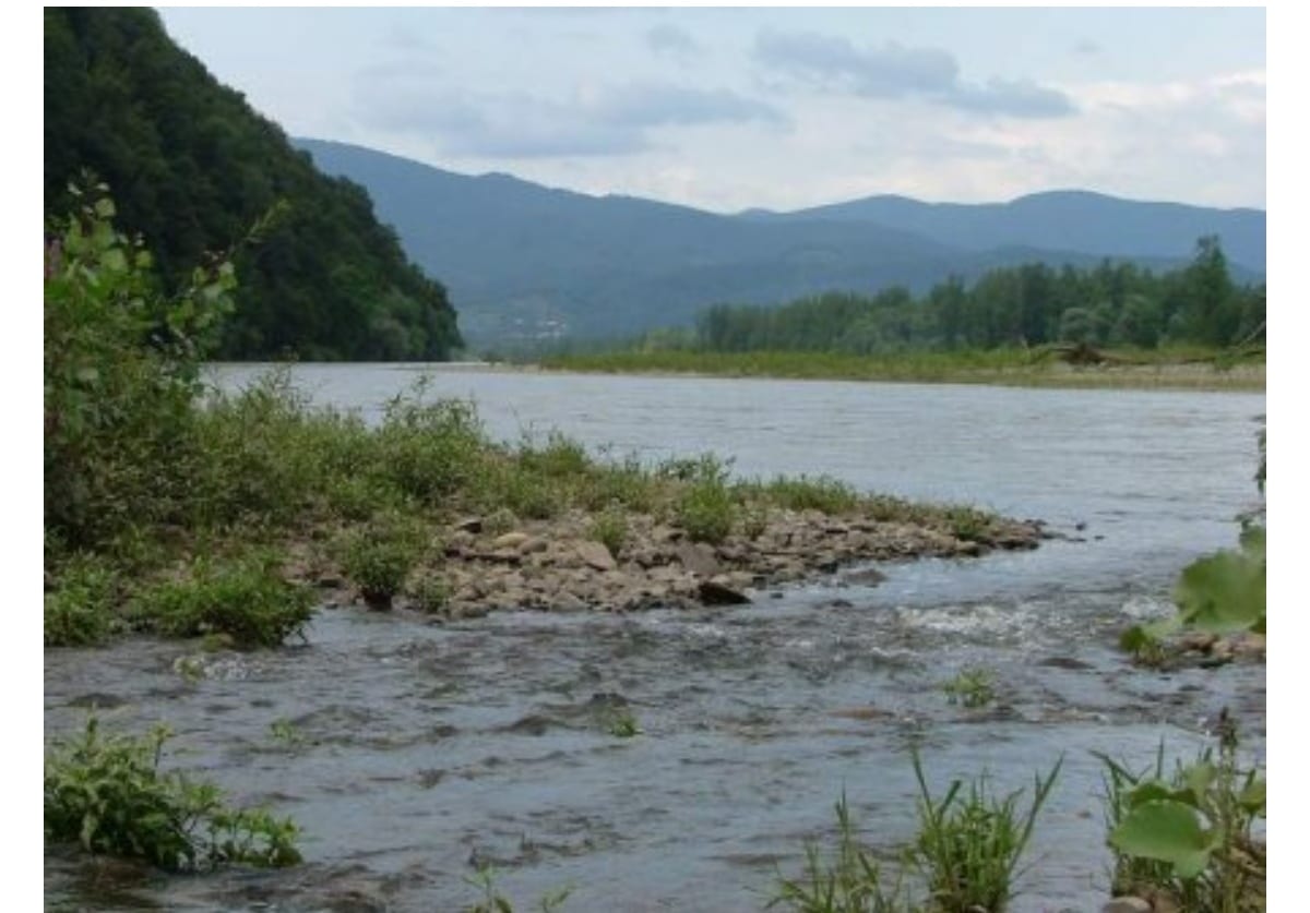 В річищі річки Тиси, що на Хустщині, місцеві жителі знайшли тіло невідомого чоловіка.