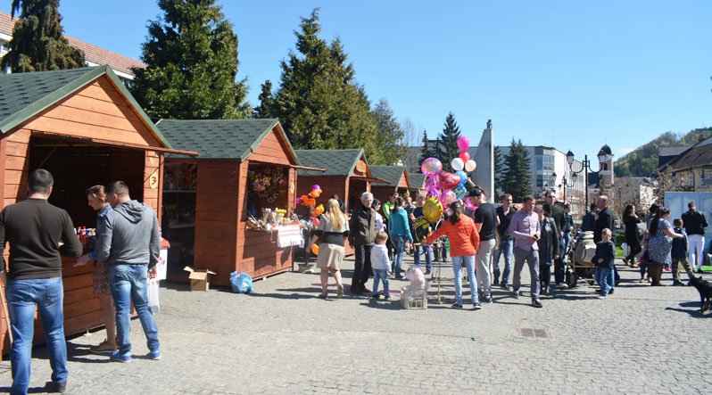 Ярмарка «Хустяр -2017» собрал на улице Карпатской Сечи и товаропроизводителей и народных умельцев.
