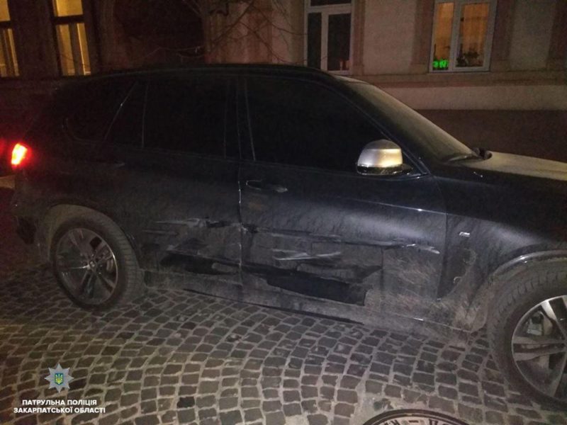 21 березня близько 21-ої години, мукачівським патрульним надійшло повідомлення про пошкодження майна на вулиці Ярослава Мудрого.