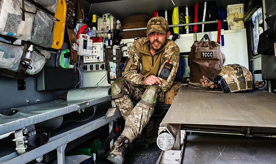 Санітарний інструктор медичної роти, молодший сержант Олексій на псевдо Прометей розповів, як  евакуйовував поранених із зони бойових дій.