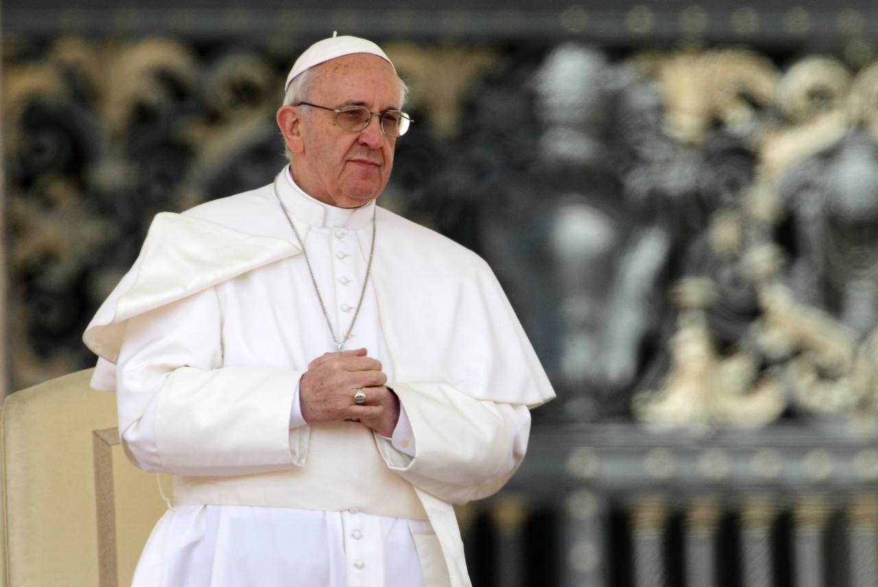 Папа Римский Франциск принял приглашение посетить Украину. Ему вручили приглашение от президента Петра Порошенко.
